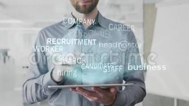 招聘，商业，猎头，招聘，候选人词云制作的全息图使用在平板电脑上的胡子男人也